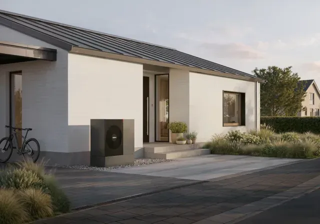 Viessmann Vitocal 200 Wärmepumpe an einem modernen Wohnhaus