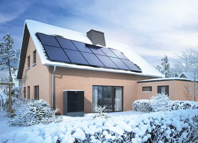 Energiepaket Sanierung — Wärmepumpe und Photovoltaik an einem sanierten Haus